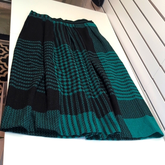 DVF Vintage   Navy/Green pleated PLAID skirt  Size 8 - Picture 7 of 7